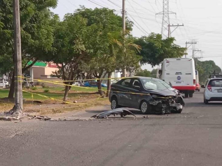 ¡Se queda dormido! Conductor se estrella contra poste de luz en la colonia El Vergel