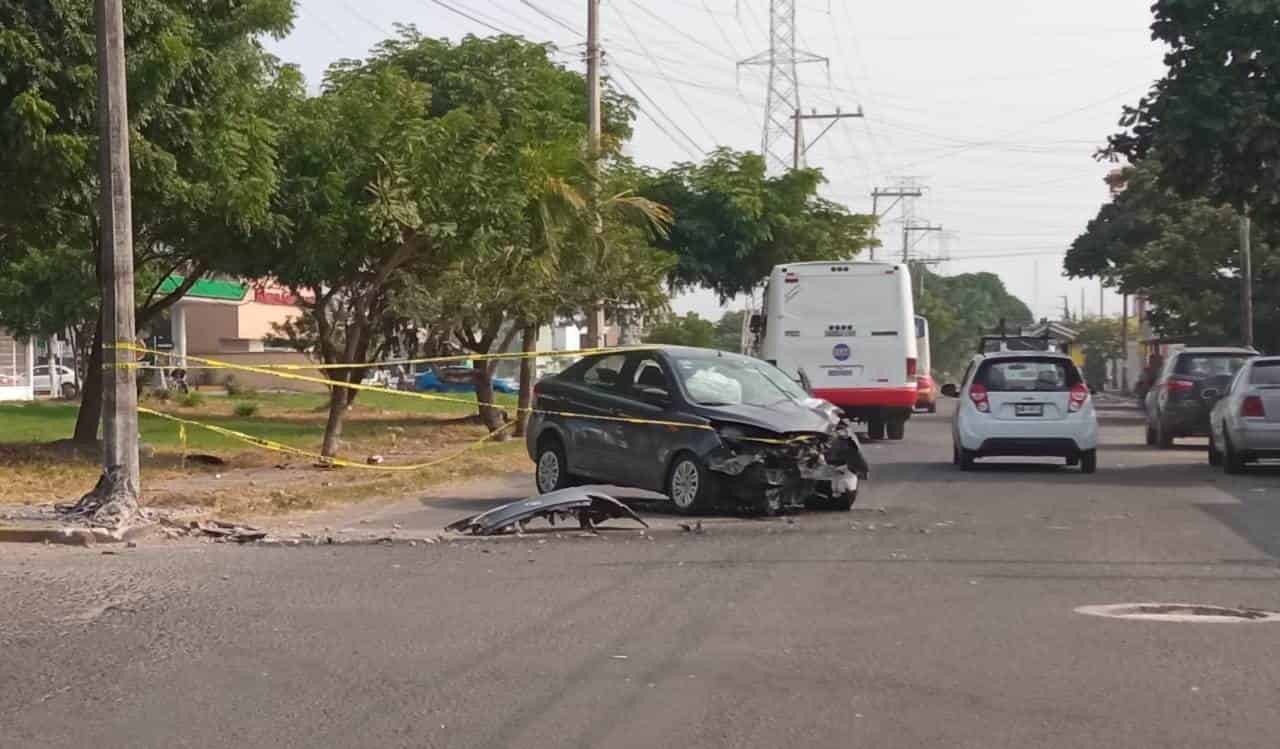 ¡Se queda dormido! Conductor se estrella contra poste de luz en la colonia El Vergel