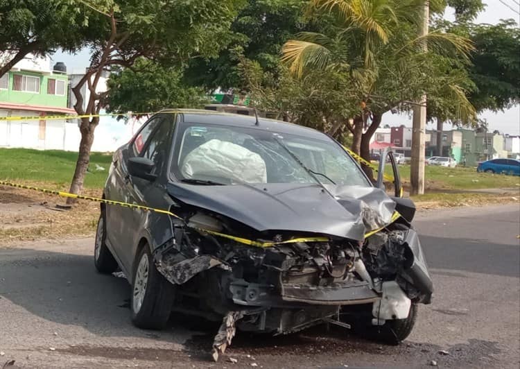 ¡Se queda dormido! Conductor se estrella contra poste de luz en la colonia El Vergel