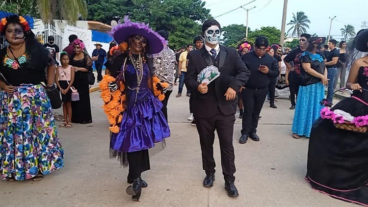 Con desfile asústame panteón arranca el Día de Muertos en Allende