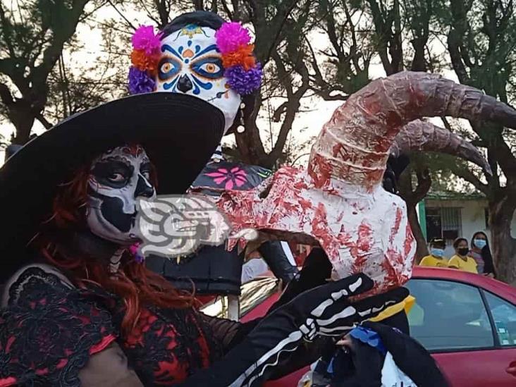 Con desfile asústame panteón arranca el Día de Muertos en Allende