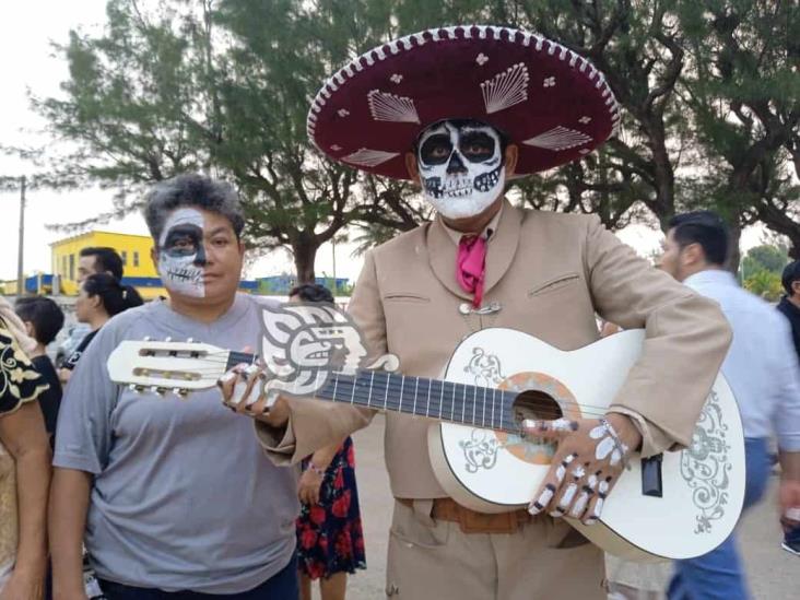 Con desfile asústame panteón arranca el Día de Muertos en Allende