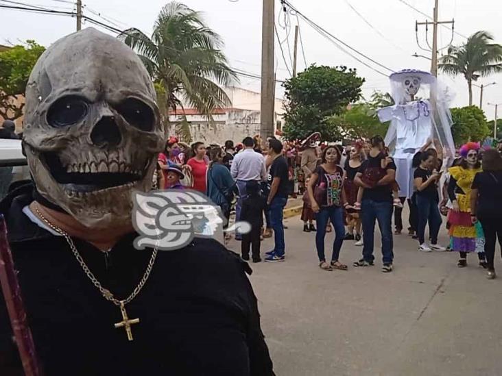 Con desfile asústame panteón arranca el Día de Muertos en Allende