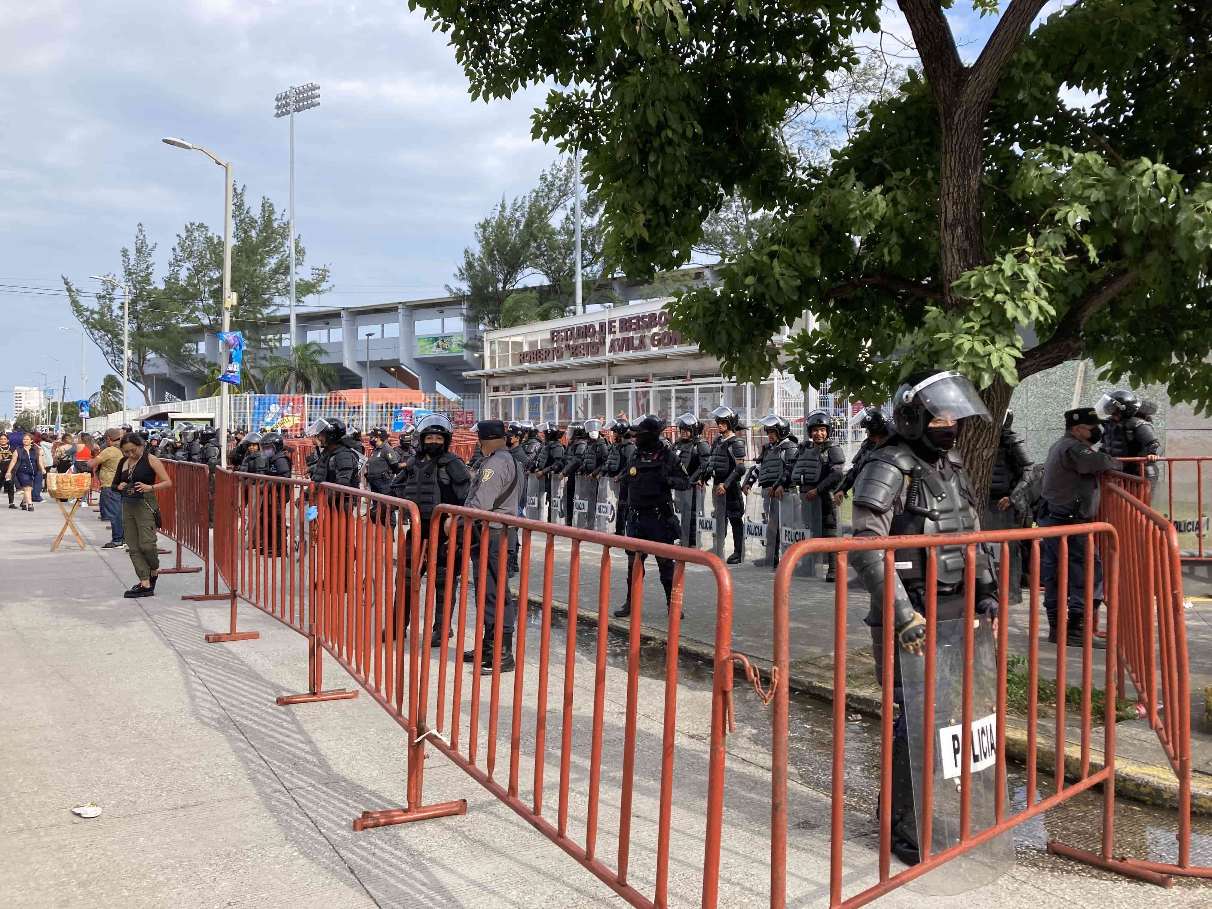 Antimotines resguarda el estadio “Beto” Ávila al posponerse concierto de Daddy Yankee en Veracruz (+Video)