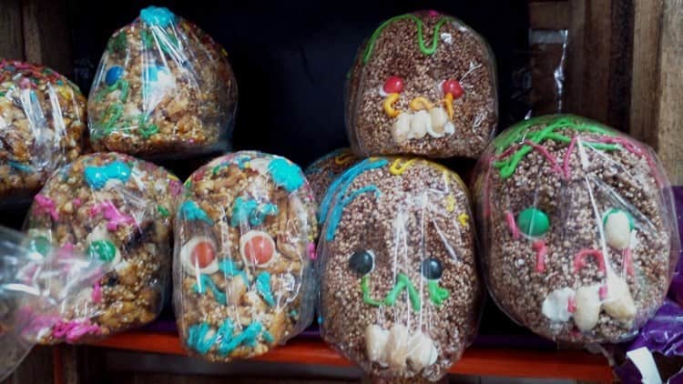 Calaveritas, pieza fundamental para el altar de muerto (+Video)