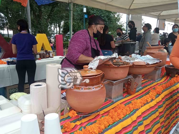 Tamales de variedades, atoles, chocolate y más, reúnen a familias en feria en Xalapa (+Video)