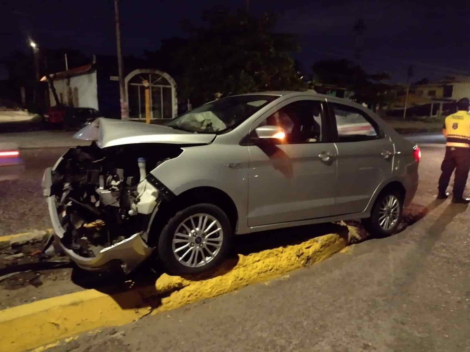 Choca contra luminaria en la avenida Miguel Alemán en Veracruz, y se da a la fuga (+Video)