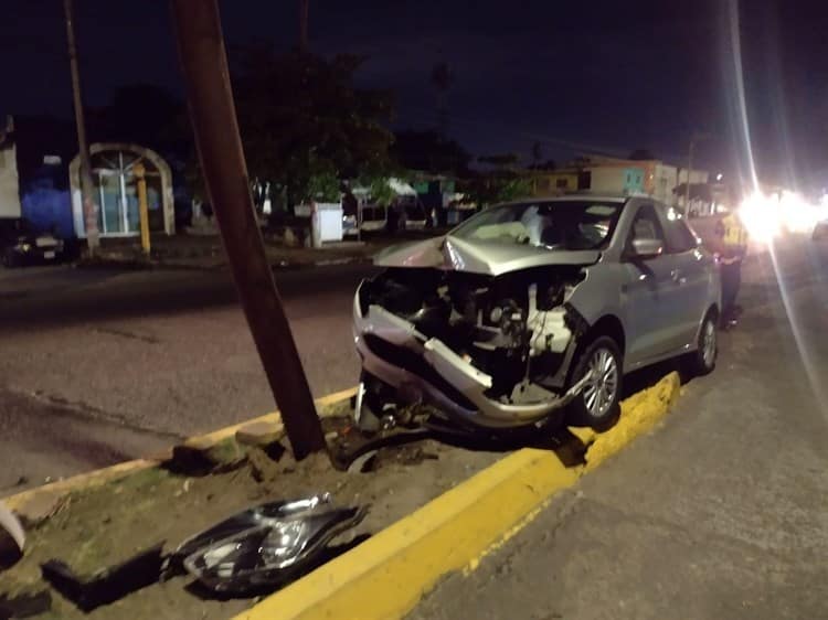 Choca contra luminaria en la avenida Miguel Alemán en Veracruz, y se da a la fuga (+Video)