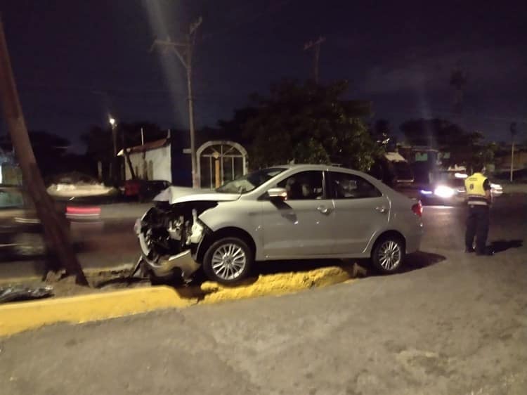 Choca contra luminaria en la avenida Miguel Alemán en Veracruz, y se da a la fuga (+Video)