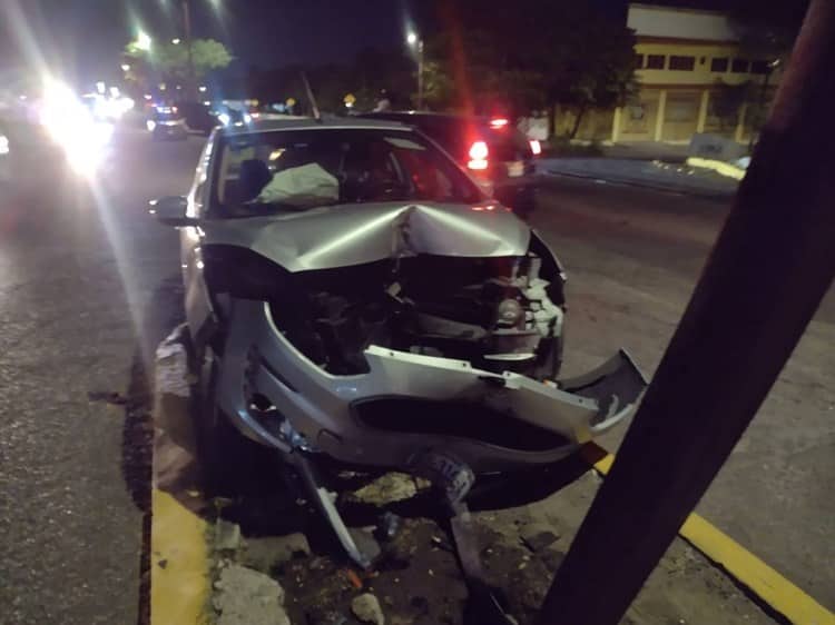 Choca contra luminaria en la avenida Miguel Alemán en Veracruz, y se da a la fuga (+Video)