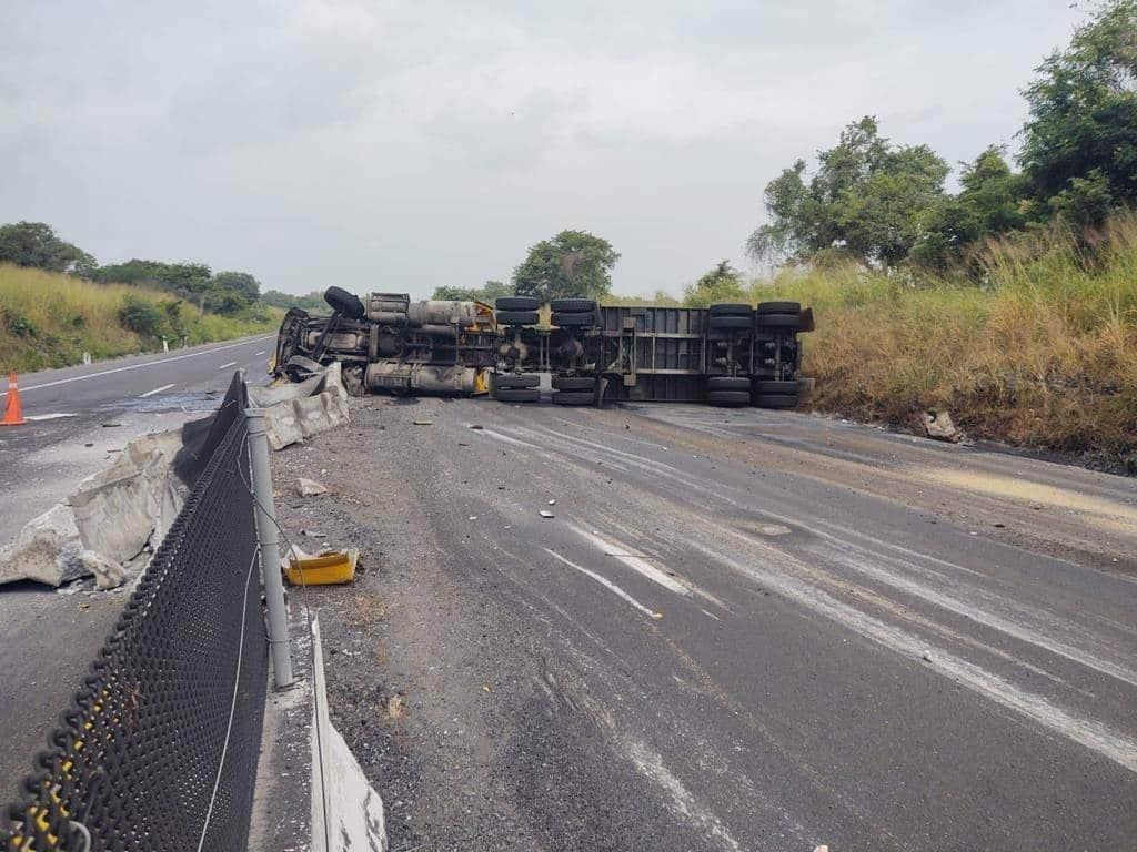 Vuelca tráiler en la carretera Xalapa-Veracruz; hay un lesionado