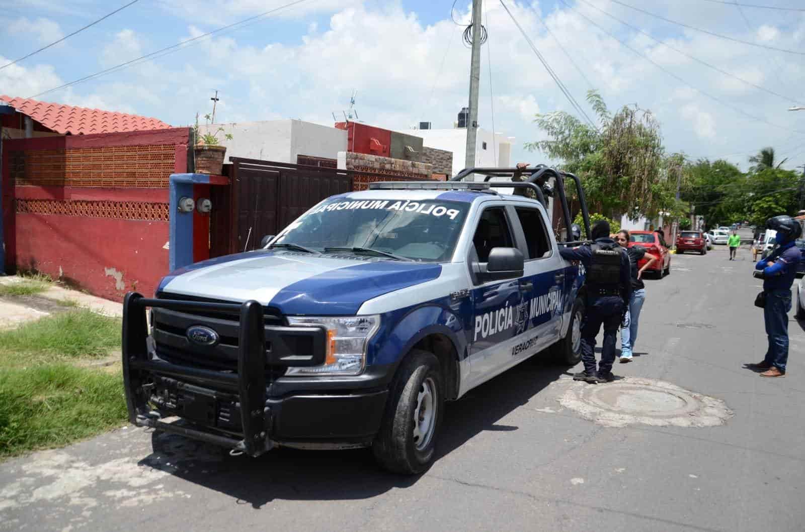 Vecinos detienen a sujetos desvalijando vivienda en Veracruz