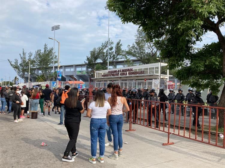 Antimotines resguardan el estadio “Beto” Ávila al posponerse concierto de Daddy Yankee en Veracruz (+Video)