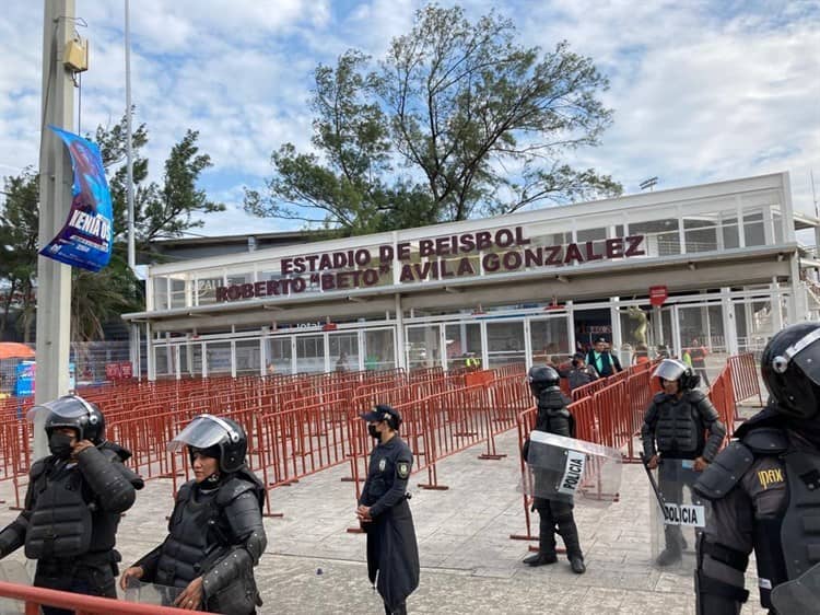 Antimotines resguardan el estadio “Beto” Ávila al posponerse concierto de Daddy Yankee en Veracruz (+Video)