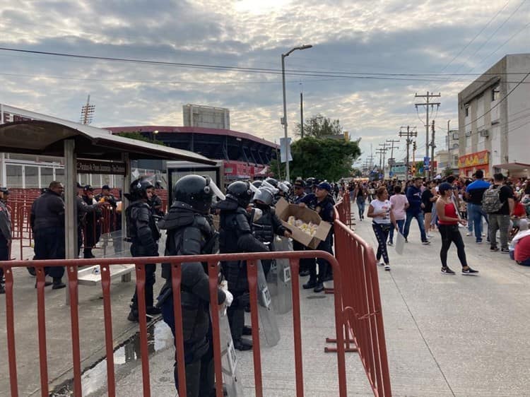 Antimotines resguardan el estadio “Beto” Ávila al posponerse concierto de Daddy Yankee en Veracruz (+Video)