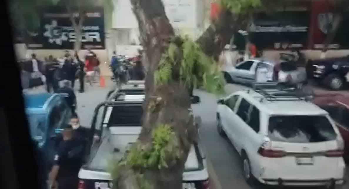 Rescatan a menores que quedaron atrapados en baños del estadio de Hidalgo