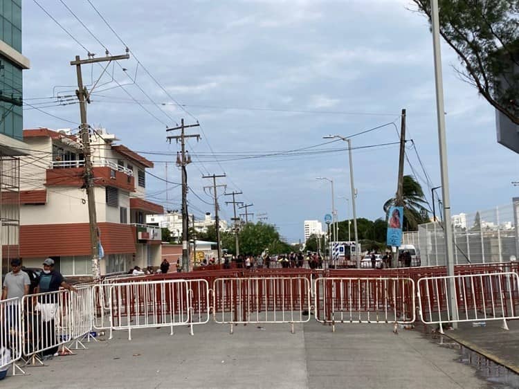 Permanece cierre de calles en zona de estadio “Beto” Ávila en Boca del Río