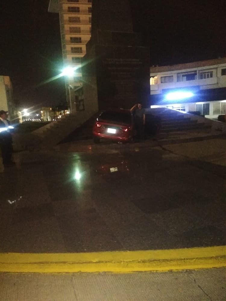 Se queda dormido y choca contra monumento en calles del centro de Veracruz