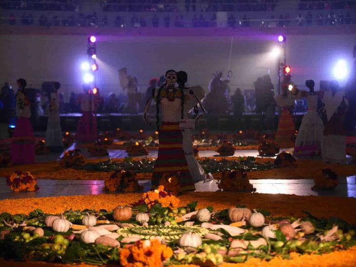 Rompen récord con el altar de Día de Muertos más grande del mundo en Xalapa