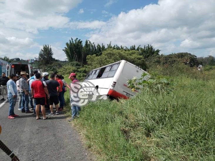 Autobús se sale de la carretera Xalapa-Tamarindo; 15 pasajeros sufren crisis nerviosa (+Video)