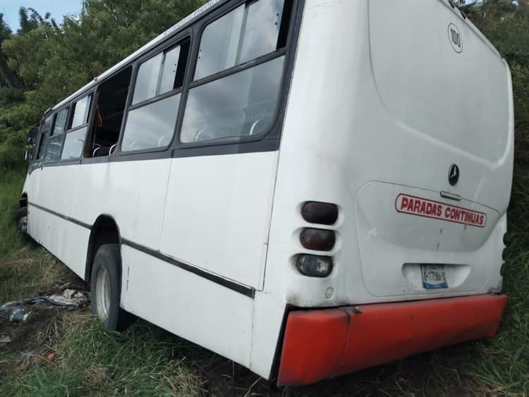 Autobús se sale de la carretera Xalapa-Tamarindo (+Video)