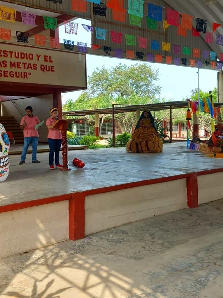 Katheryne Zuzeth, triunfa en concurso de catrinas en Minatitlán