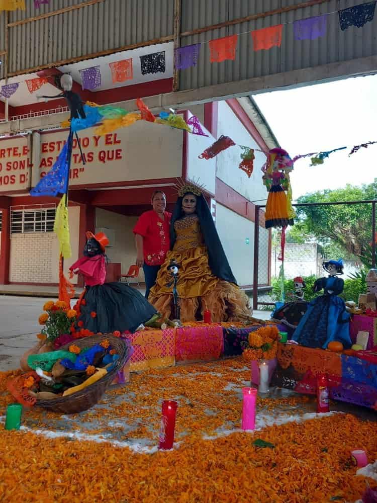 Katheryne Zuzeth, triunfa en concurso de catrinas en Minatitlán