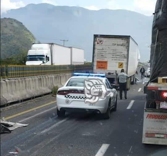 Choque de tráileres en Nogales genera intensa movilización