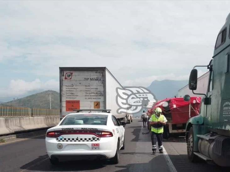 Choque de tráileres en Nogales genera intensa movilización