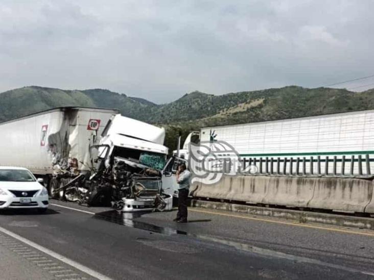 Choque de tráileres en Nogales genera intensa movilización