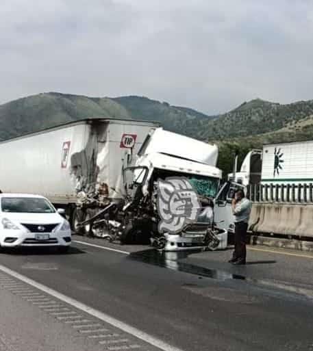 Choque de tráileres en Nogales genera intensa movilización