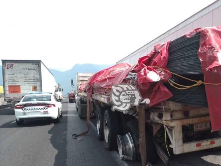 Choque de tráileres en Nogales genera intensa movilización