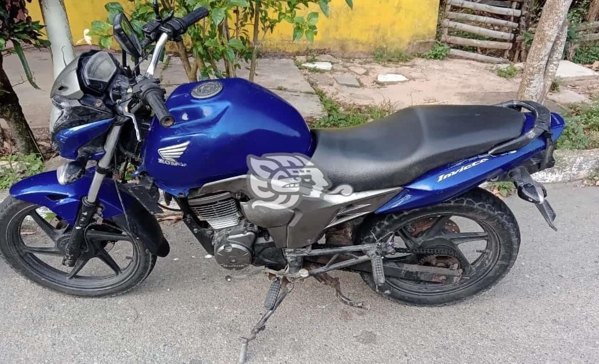 Roban moto frente a comandancia en Minatitlán