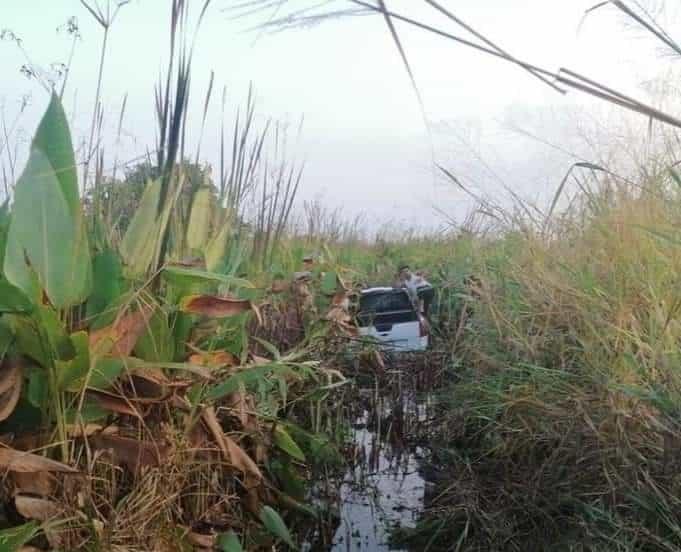 Camioneta termina en el pantano de Las Matas