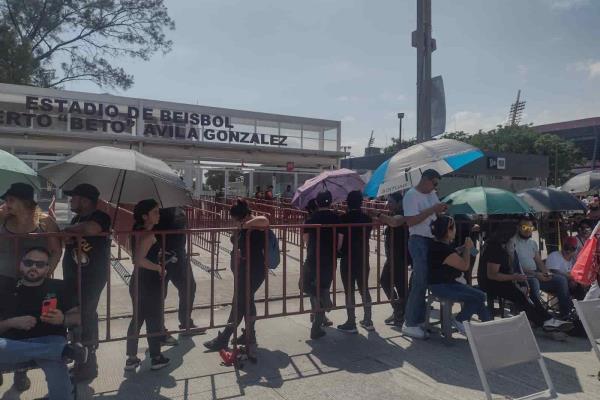 Llegan más fanáticos para concierto de Daddy Yankee al estadio Beto Ávila(+Video)