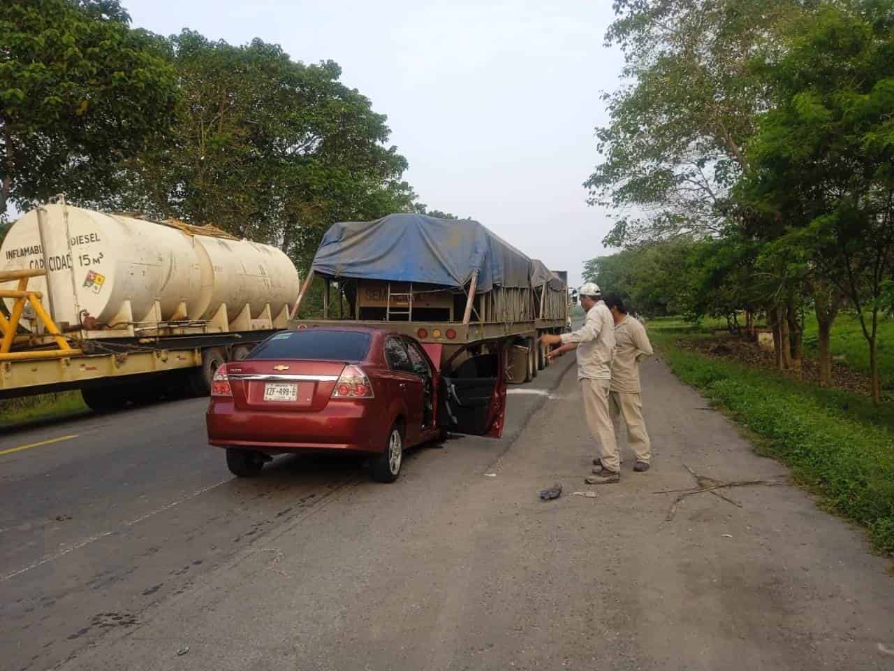 Choque por alcance contra tráiler deja dos heridos en Cosamaloapan