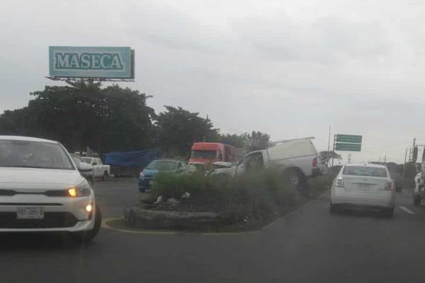 Pierden el control y terminan con camioneta arriba del camellón en Veracruz