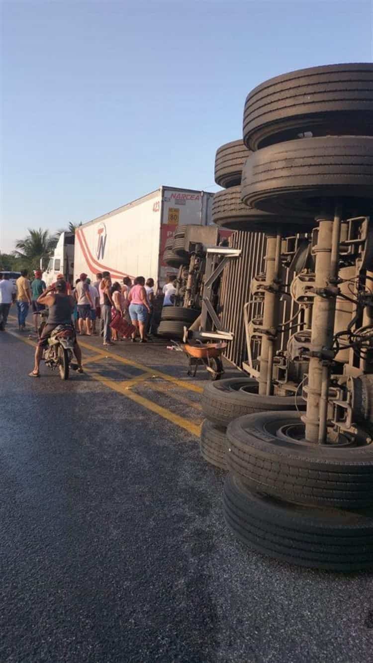 Saquean tráiler de cerveza que volcó en Tabasco