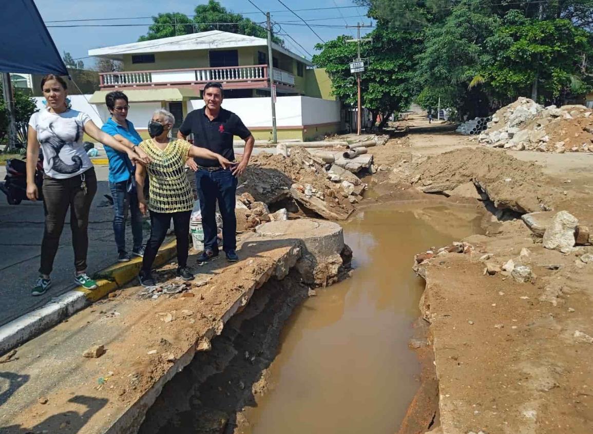 Llevan semanas sin agua por obra abandonada en el centro de Coatza