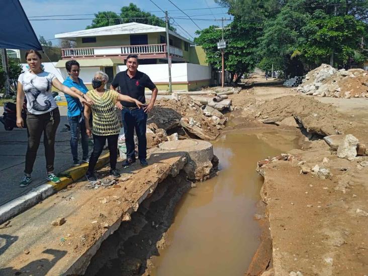 Llevan semanas sin agua por obra abandonada en el centro de Coatzacoalcos