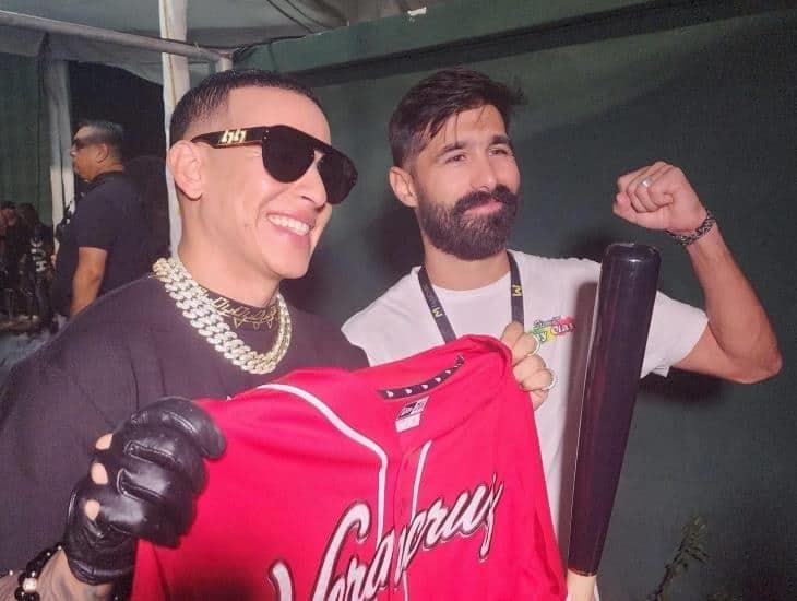 Águila de Veracruz regala jersey y bat a Daddy Yankee