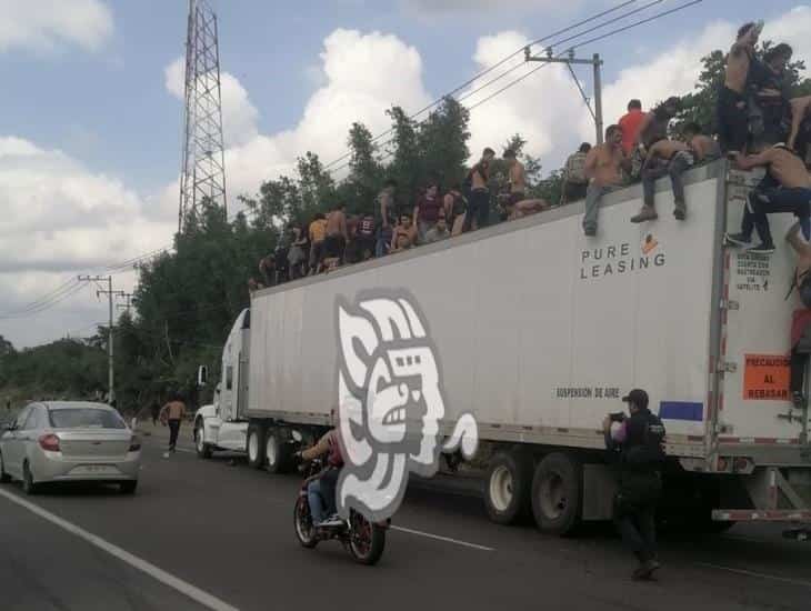 Se accidenta tráiler con migrantes en la Xalapa-Cardel; había menores