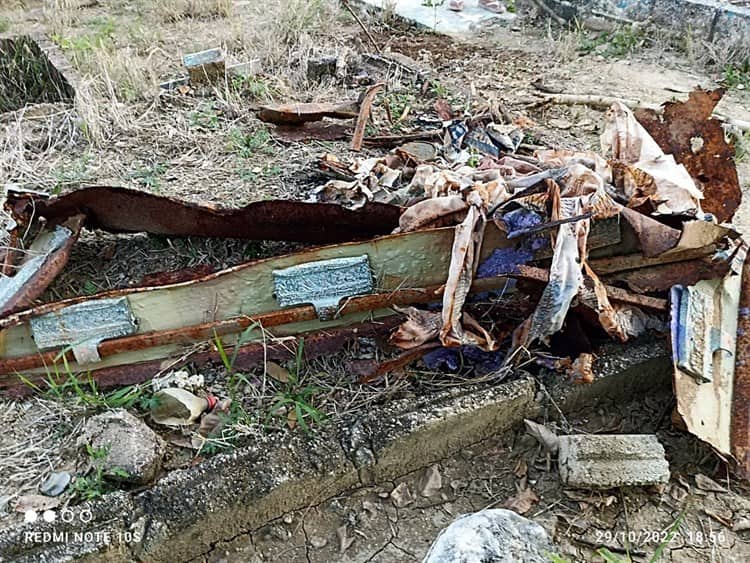 Abandonan restos de presuntos rituales en panteón de Sayula