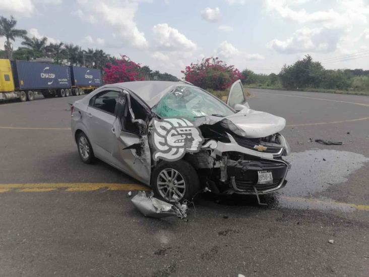 Se accidenta tráiler con migrantes en la Xalapa-Cardel; había menores