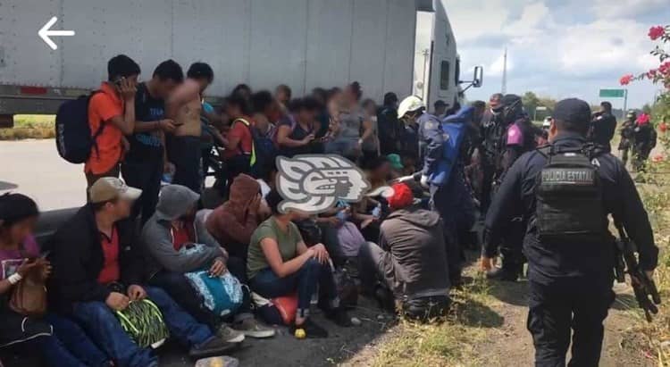 Se accidenta tráiler con migrantes en la Xalapa-Cardel; había menores