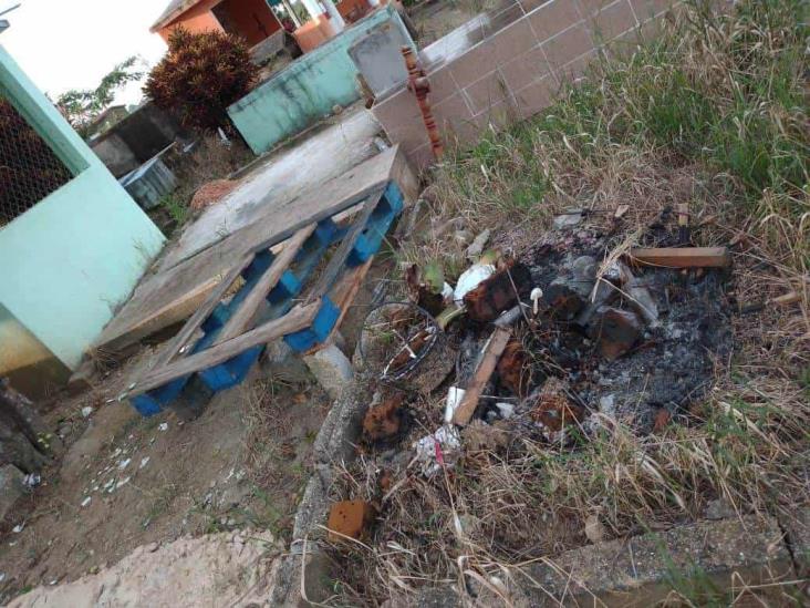 Abandonan restos de presuntos rituales en panteón de Sayula