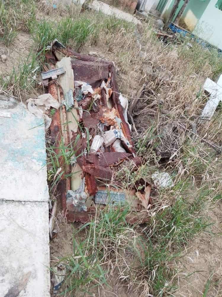 Abandonan restos de rituales en panteón de Sayula