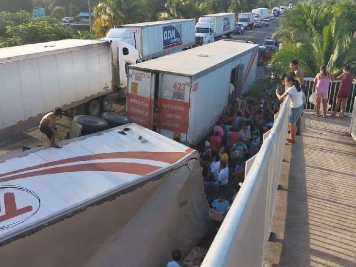 Saquean tráiler de cerveza que volcó en Tabasco