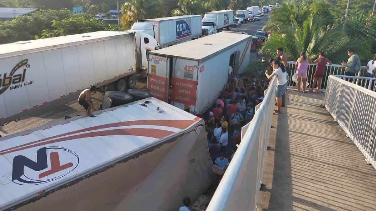 Saquean tráiler de cerveza que volcó en Tabasco (+Vídeo)