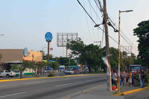 Ciudadanos piden instalación de topes en bulevar de Boca del Río para evitar accidentes(+Video)